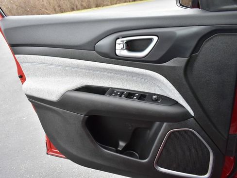 Used 2025 Jeep Compass Latitude image 16