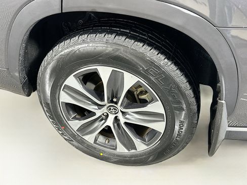 Used 2023 Toyota Highlander XLE image 11