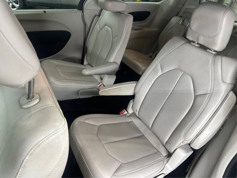 Used 2021 Chrysler Voyager Lxi image 11