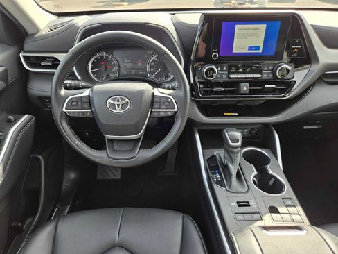 Used 2023 Toyota Highlander XLE AWD/4WD image 22