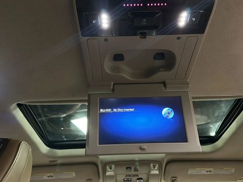 Used 2016 Cadillac Escalade Platinum image 29