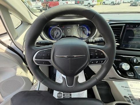Used 2024 Chrysler Pacifica Touring-L FWD image 23