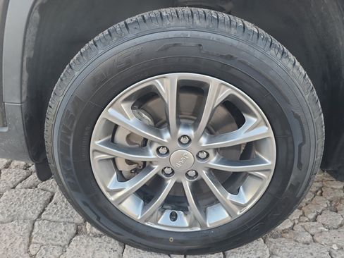 Used 2019 Jeep Cherokee Latitude Plus w/ Comfort/Convenience Group AWD/4WD image 11
