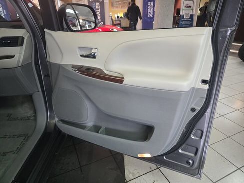 Used 2011 Toyota Sienna XLE image 14