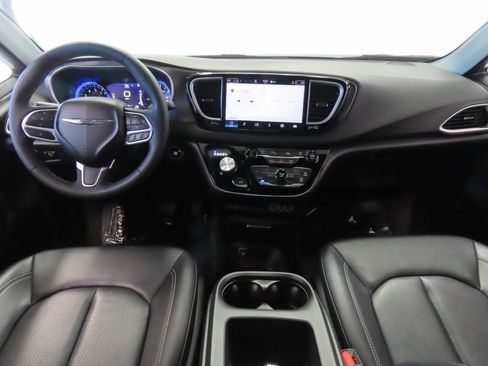 Used 2025 Chrysler Pacifica Select FWD image 13