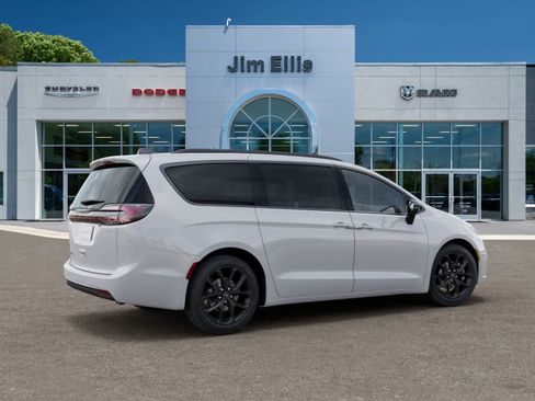New 2026 Chrysler Pacifica Select w/ S Appearance Package FWD image 4