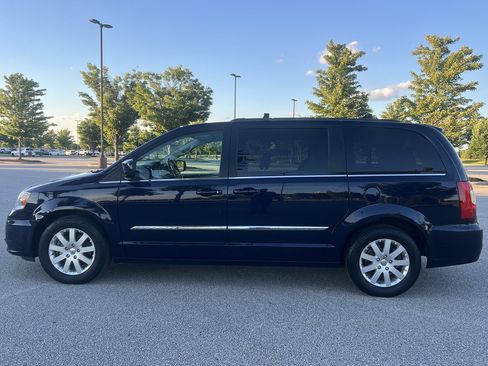 Used 2014 Chrysler Town & Country Touring FWD image 2