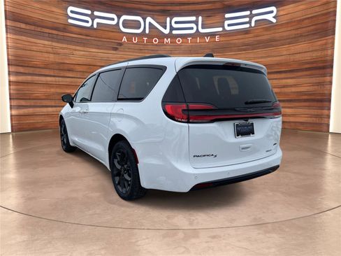 New 2026 Chrysler Pacifica Select w/ S Appearance Package image 3