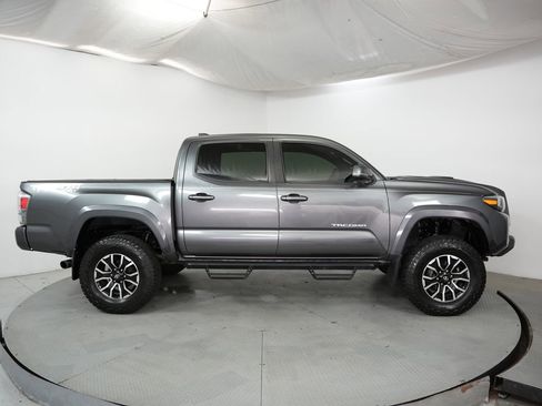 Used 2022 Toyota Tacoma TRD Sport w/ Technology Package image 5
