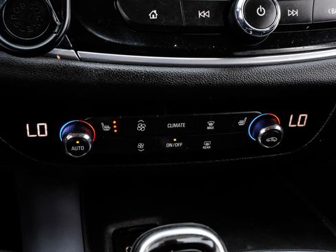 Used 2021 Buick Enclave Essence image 29