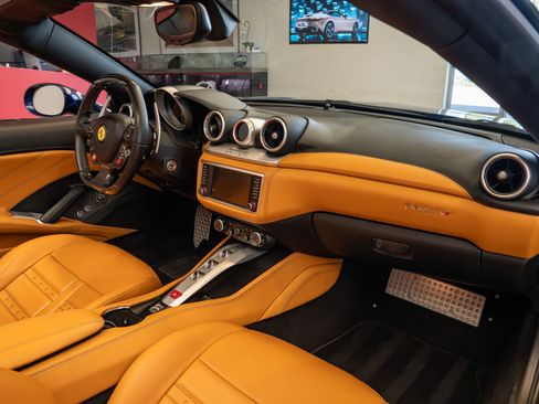 Used 2016 Ferrari California T RWD image 19