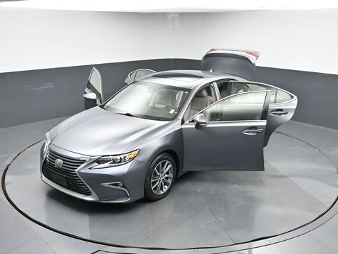 Used 2017 Lexus ES 300h image 41
