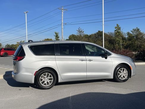 Used 2024 Chrysler Pacifica Touring-L image 8