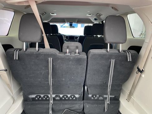 Used 2022 Chrysler Voyager LX image 14