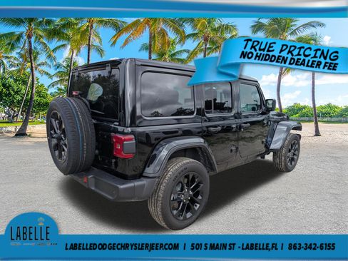 Used 2025 Jeep Wrangler Unlimited Sahara w/ Safety Group AWD/4WD image 4