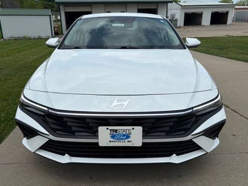 Used 2025 Hyundai Elantra Hybrid FWD image 2
