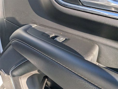 Used 2023 Chevrolet Suburban Premier image 32