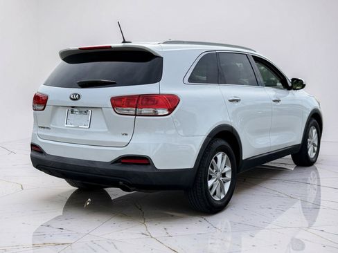 Used 2017 Kia Sorento LX FWD image 2