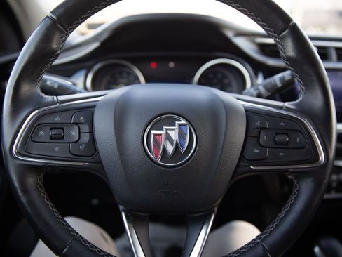 Used 2020 Buick Encore GX Essence image 11