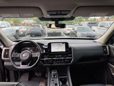 Used 2023 Nissan Pathfinder Platinum FWD image 5