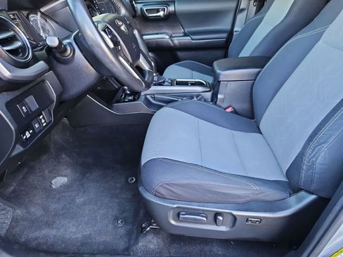 Used 2021 Toyota Tacoma TRD Off-Road w/ Technology Package AWD/4WD image 16