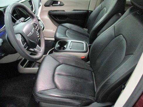 Used 2022 Chrysler Pacifica Touring-L image 9