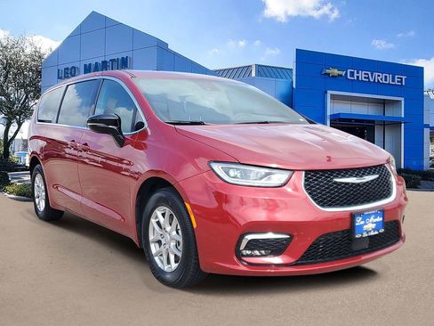 Used 2026 Chrysler Pacifica Select FWD image 3