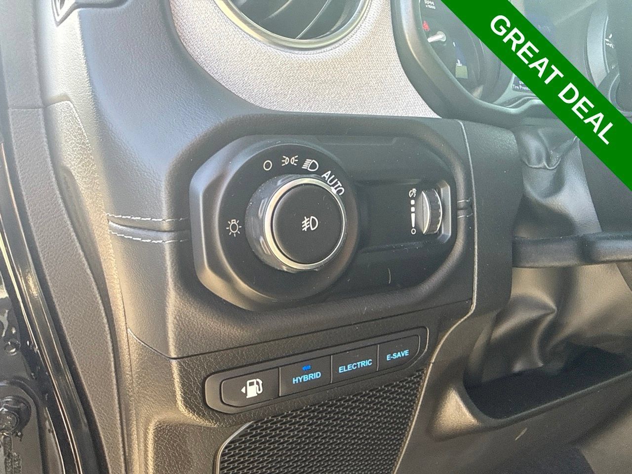 Used 2025 Jeep Wrangler Unlimited Sahara w/ Safety Group AWD/4WD image 18