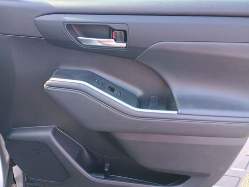 Used 2021 Toyota Highlander XLE image 25