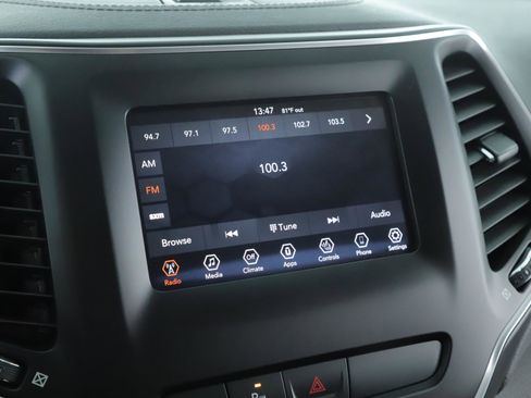 Used 2019 Jeep Cherokee Latitude Plus AWD/4WD image 11