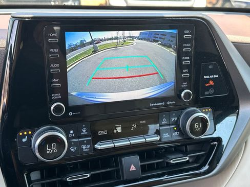 Used 2021 Toyota Highlander XLE image 30