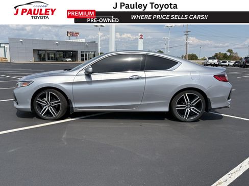 Used 2016 Honda Accord Touring image 2