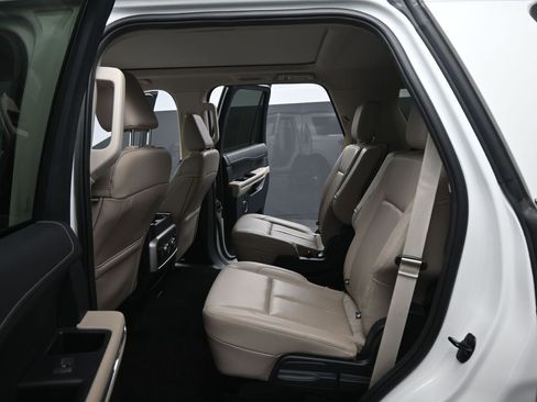 Used 2022 Ford Expedition XLT image 25