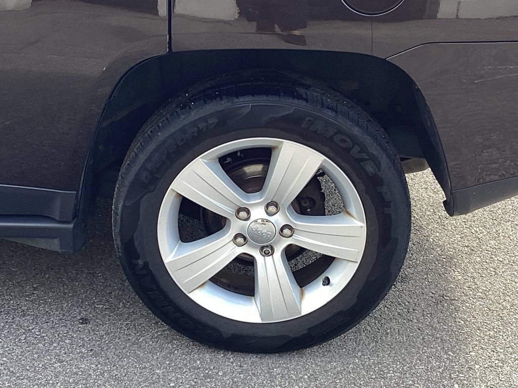 Used 2014 Jeep Compass Latitude w/ Sun/Sound Group AWD/4WD image 24
