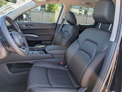 New 2025 Nissan Pathfinder SL image 19