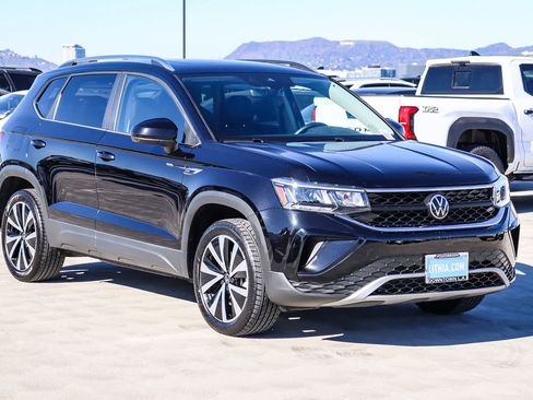 Used 2023 Volkswagen Taos SE w/ Panoramic Sunroof Package image 3