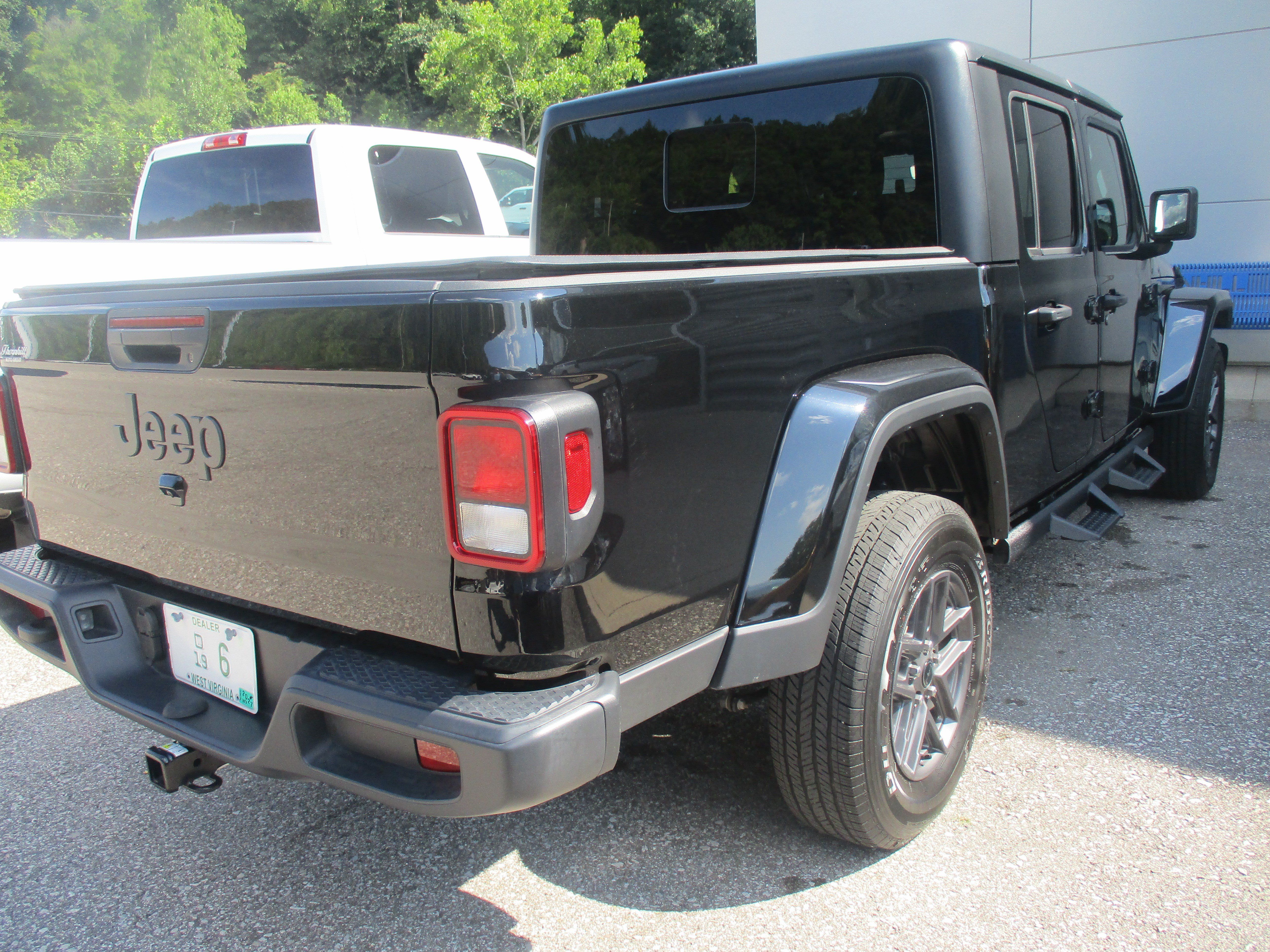 Used 2025 Jeep Gladiator Sport AWD/4WD image 4