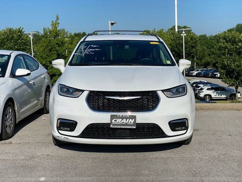 Used 2022 Chrysler Pacifica Touring-L FWD image 2