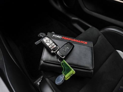 Used 2021 Ford Mustang Shelby GT500 w/ Carbon Fiber Track Pack image 76