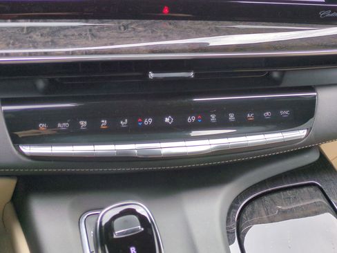 Used 2023 Cadillac Escalade Premium Luxury AWD/4WD image 27