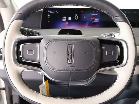 New 2026 Lincoln Navigator Premiere AWD/4WD image 3