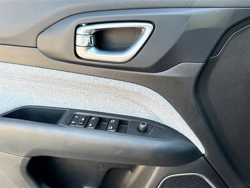 Used 2025 Jeep Compass Latitude w/ Sun & Sound Group image 19