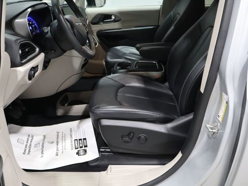 Certified 2024 Chrysler Pacifica Touring-L image 13