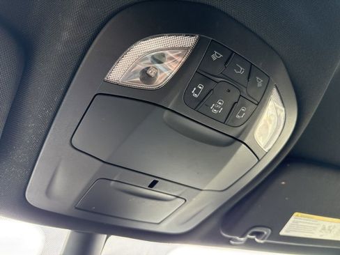 Used 2025 Chrysler Pacifica Select image 22