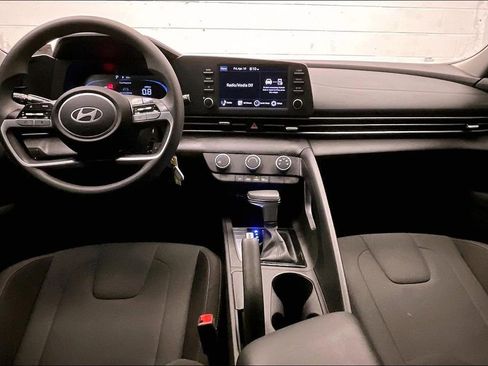 Certified 2024 Hyundai Elantra SE image 12