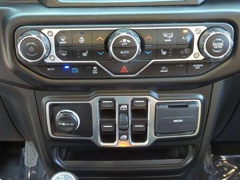 Used 2023 Jeep Wrangler Unlimited Sahara w/ Cold Weather Group AWD/4WD image 18