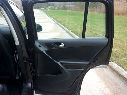 Used 2016 Volkswagen Tiguan S image 16