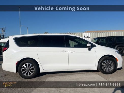 Used 2023 Chrysler Pacifica Touring-L image 4