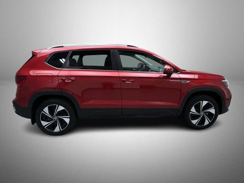 Used 2024 Volkswagen Taos SE w/ Panoramic Sunroof Package AWD/4WD image 4