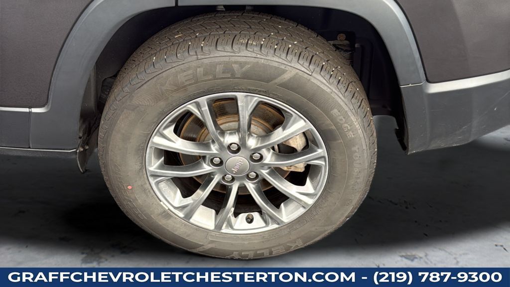 Used 2019 Jeep Cherokee Latitude Plus AWD/4WD image 32
